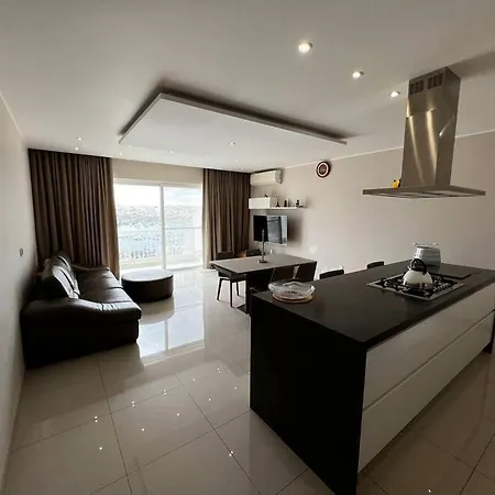 Seaview 2 Bedroom Penthouse شقة *